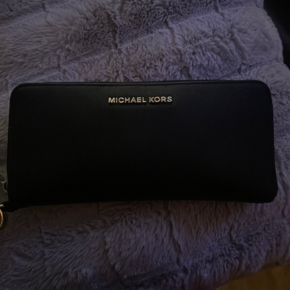MICHAEL KORS WALLET!!